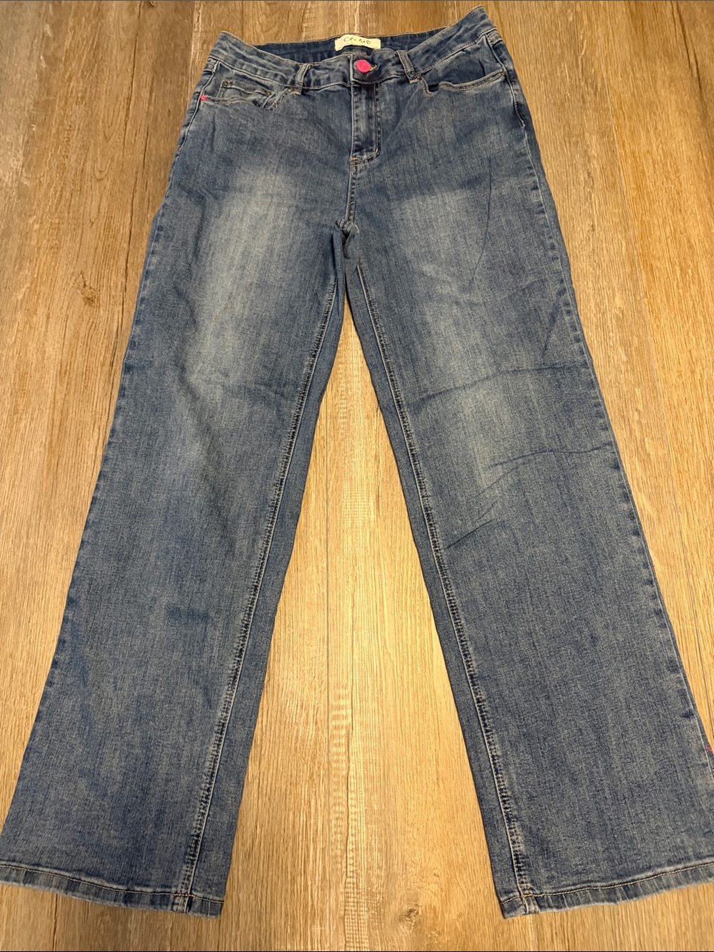 Charlie B Women’s Mid Wash Blue Straight-Leg Jeans